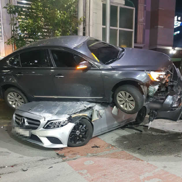 벤츠 올라탄 '만취 차량'…뺑소니에 차량 5대 파손