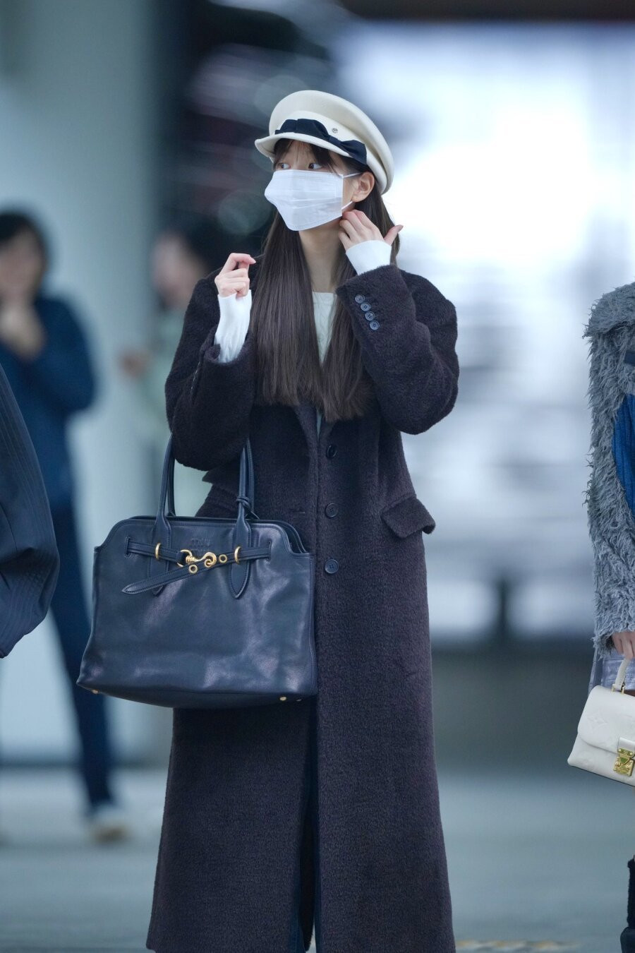 오늘자 공항에서 목격된 장원영 ㄷㄷ