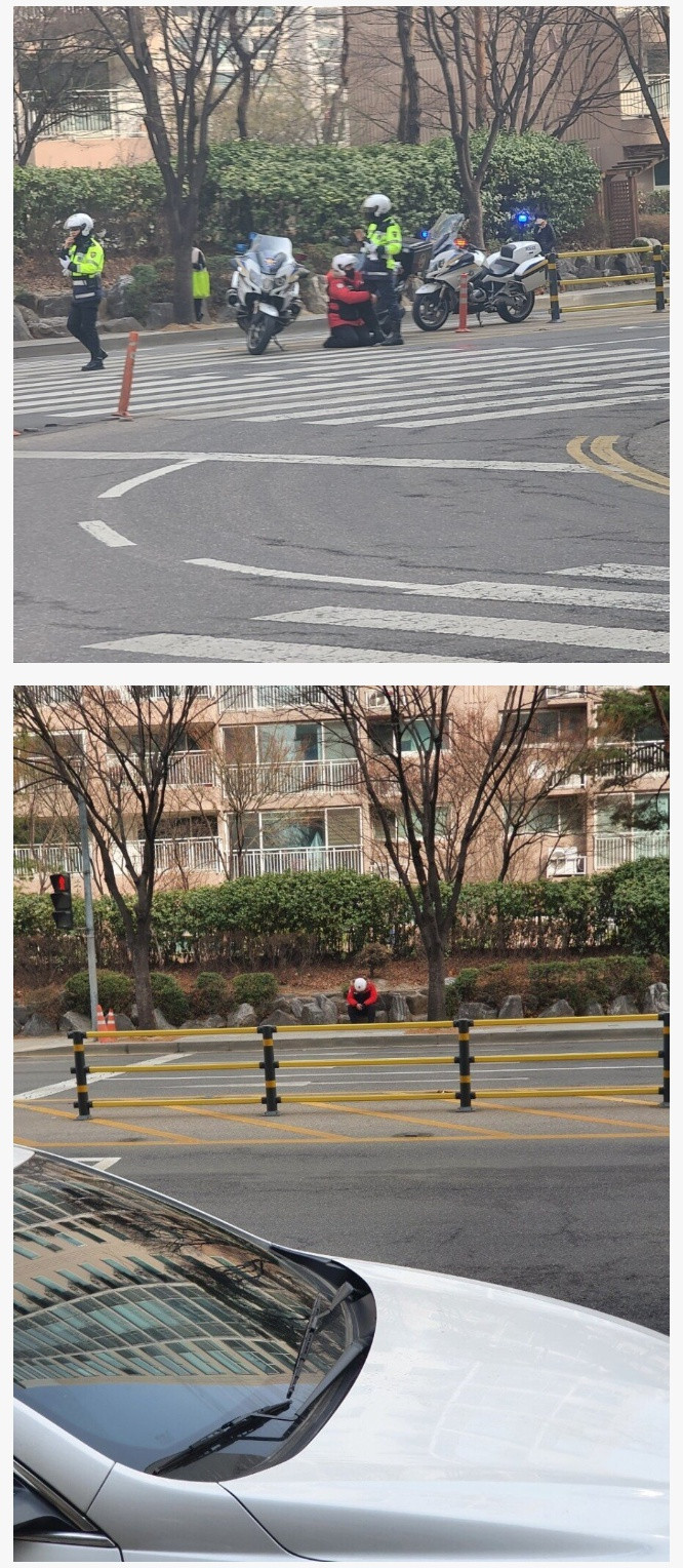 경찰 앞에서 무릎 꿇은 딸배...