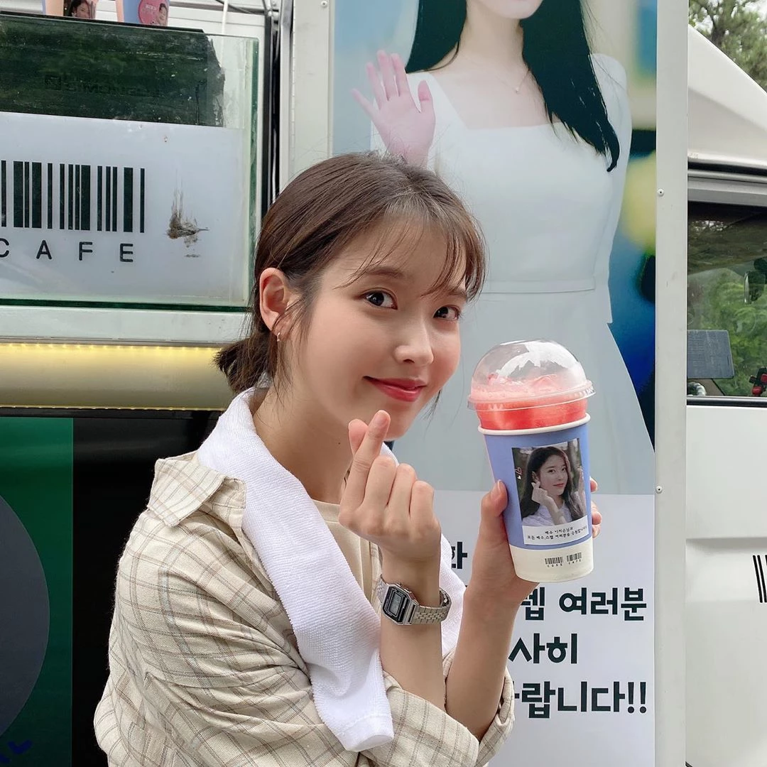 "지금까지 둘이…" 아이유 스스로 올린 인증에 인맥 찍혔다