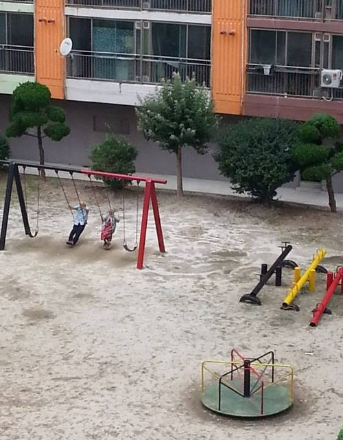 동네에서 유명한 놀이터 커플.