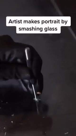 깨진 유리로 작품을 만드는 예술가