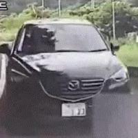 1차통행로서 막히자 주먹을 드는 운전자