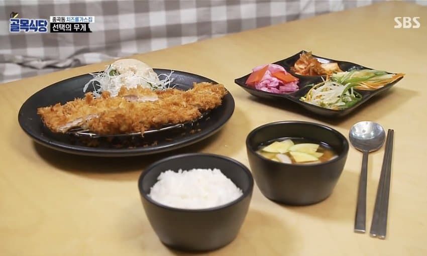 돈까스 백반이라기엔 부실한 상차림 