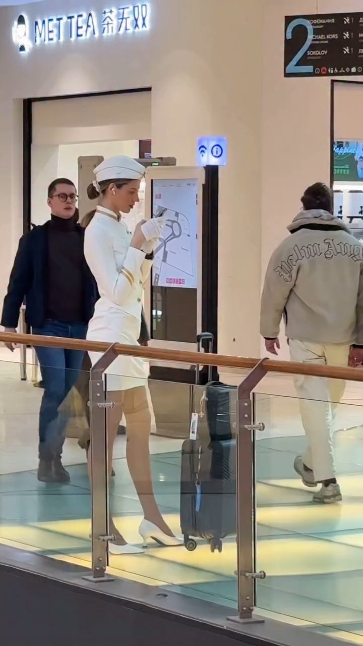 시선강탈 시키는 승무원 몸매