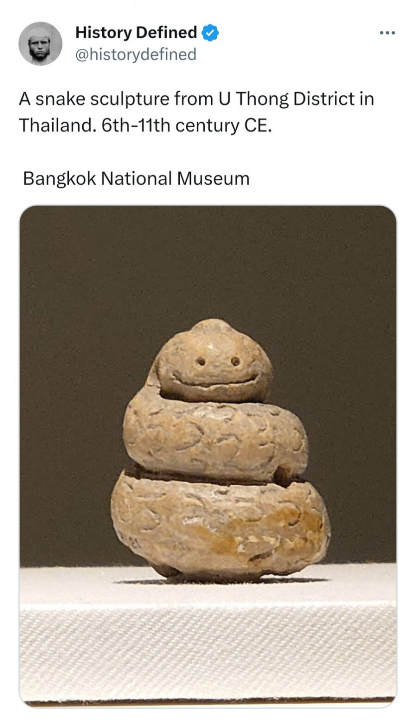 방콕 국립 박물관에 소장 중인 뱀 조각상