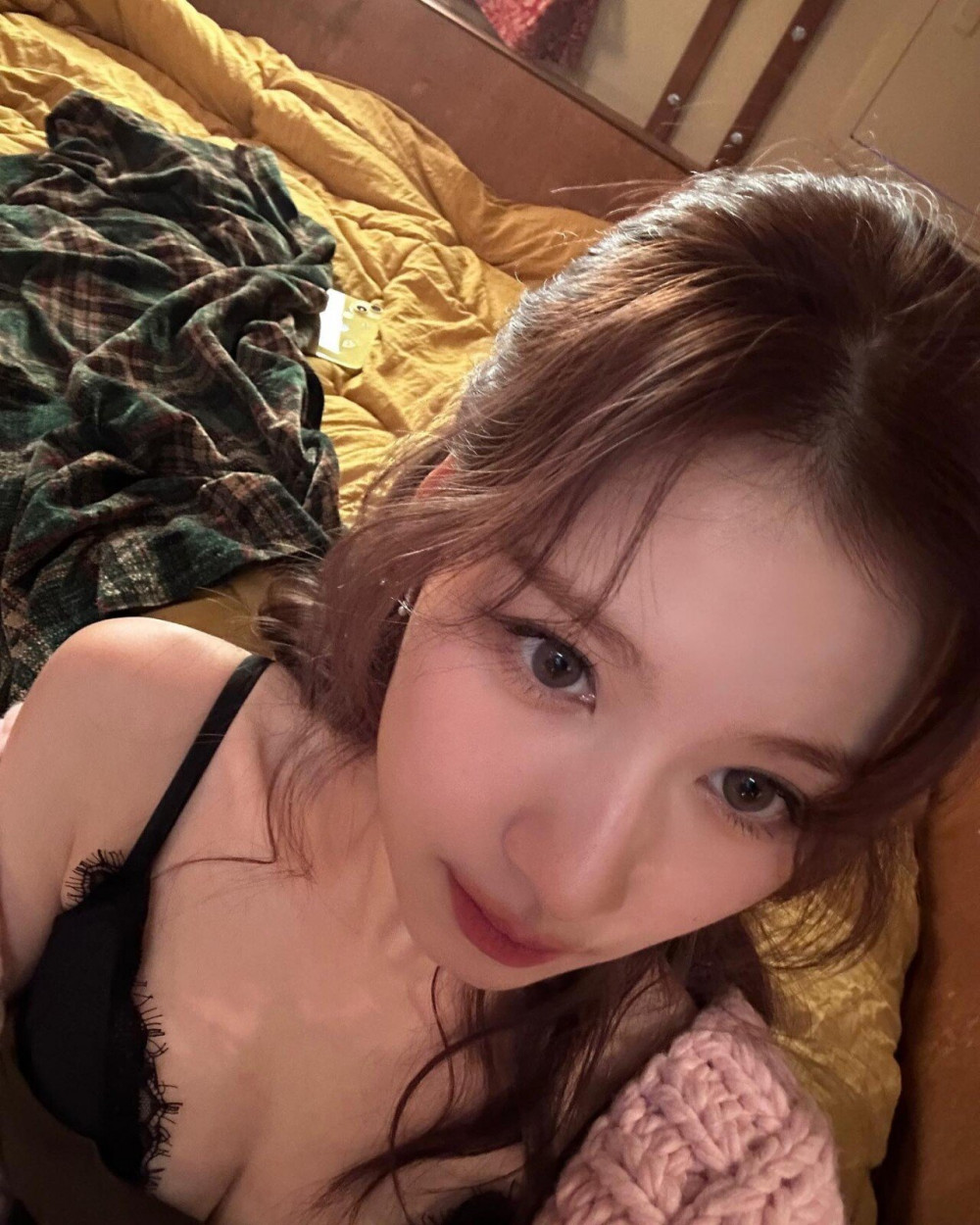 검은 슬립 입은 사나