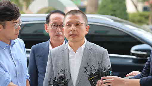 황교안 '패스트트랙 수사' 검찰 자진 출석…"제 목을 치고 멈추라"