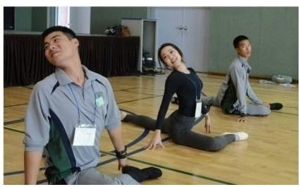 군부대 방문한 요가선생님.gif